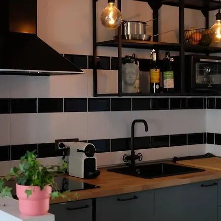 Апартаменты Charming Attic In Centre